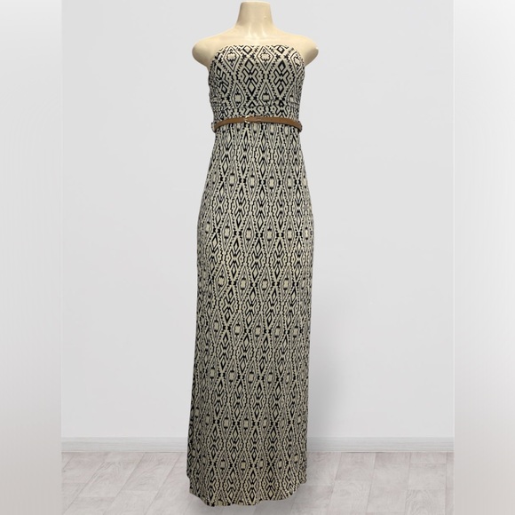 Dresses & Skirts - Black and White Geometric Maxi Dress ⭐️